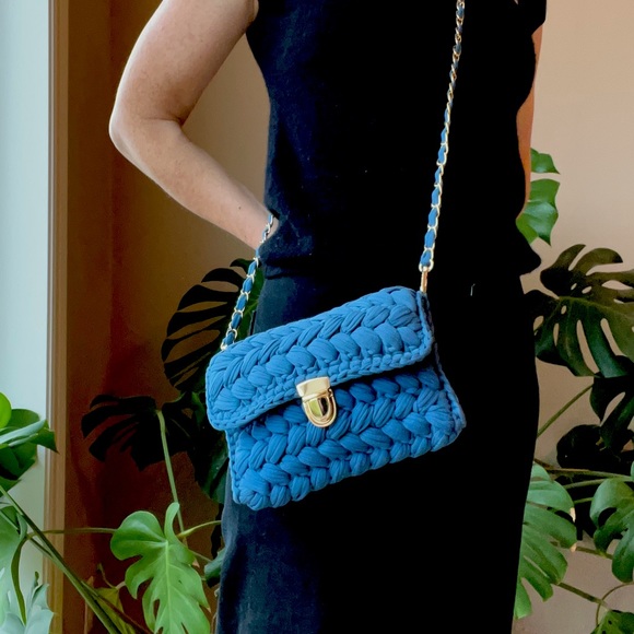 NEW Handmade Crochet Crossbody Handbag with Gold Chain - Picture 3 of 8